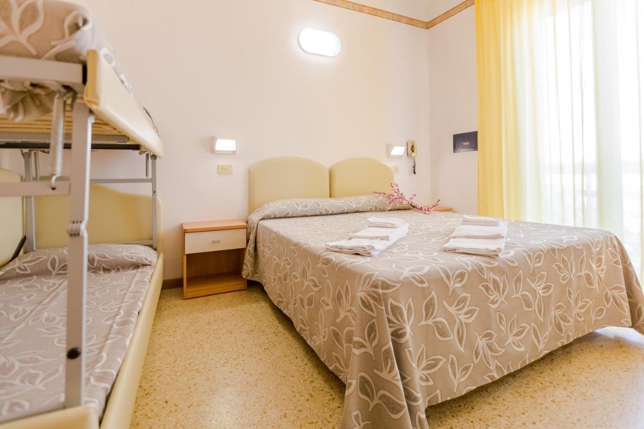Hotel Bagli Римини Екстериор снимка