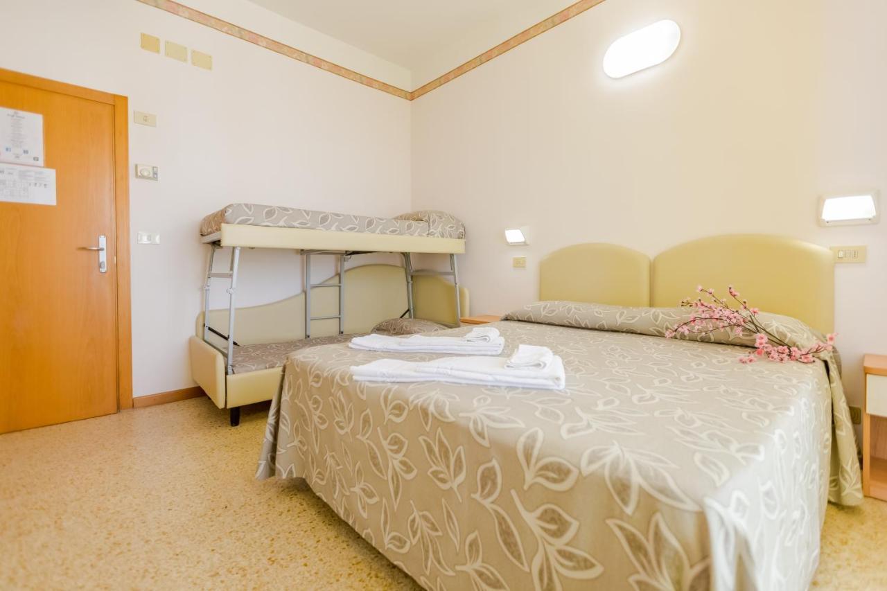 Hotel Bagli Римини Екстериор снимка